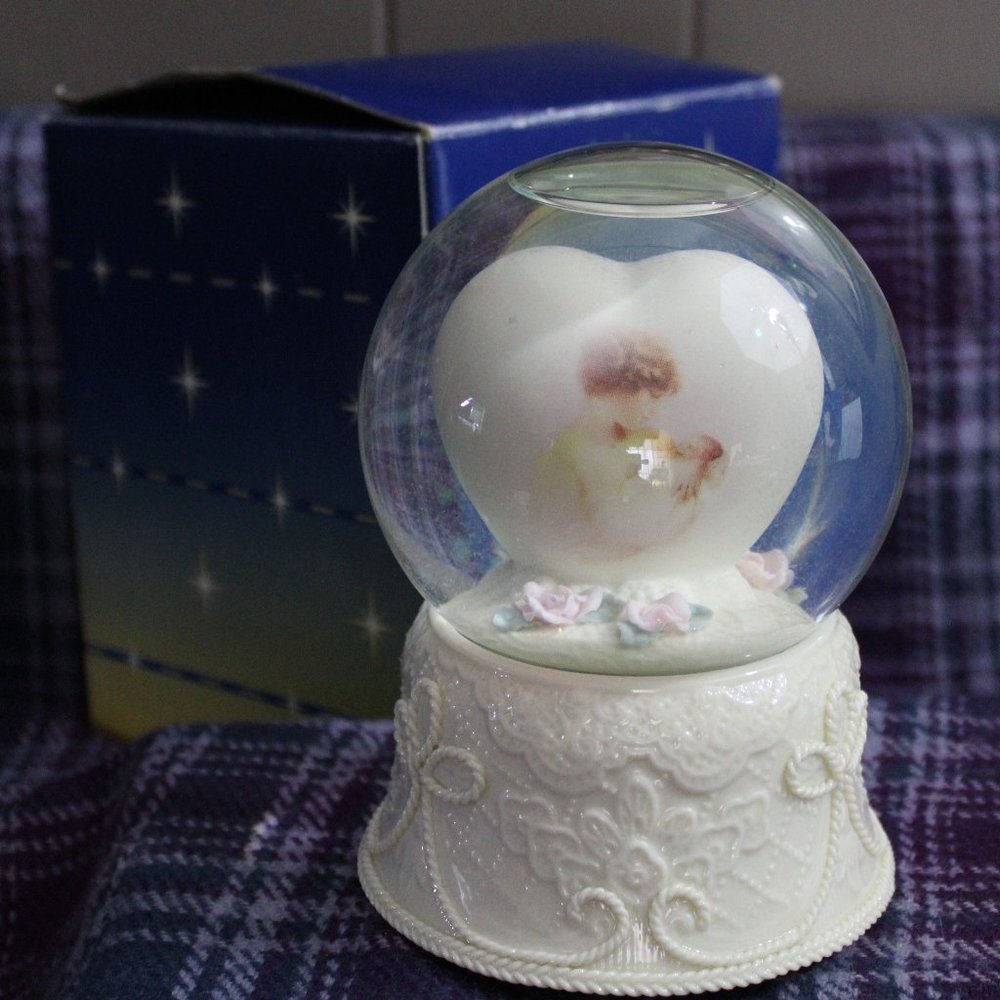 Sankyo Twinkle Collectibles Light Up Musical Snow Globe Mother and Child